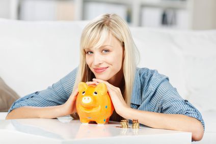 fotolia_51724468_xs https://stock.adobe.com/de/images/frau-halt-hande-uber-ihr-sparschwein/51724468